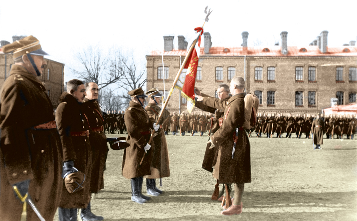 Uroczystość złożenia przysięgi przez kandydatów na podchorążych w Szkole Podchorążych Rezerwy Piechoty w Zambrowie, w której służył również por. Aleksander Kowalski, 1933 r. Źródło: Narodowe Archiwum Cyfrowe