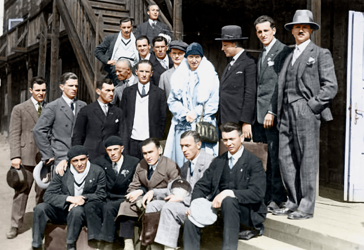 Grupa polskich lekkoatletów. Józef Baran siedzi 2. z prawej, obok Janusza Kusocińskiego. W centrum zdjęcia Halina Konopacka, data nieznana. Źródło: Muzeum Sportu i Turystyki