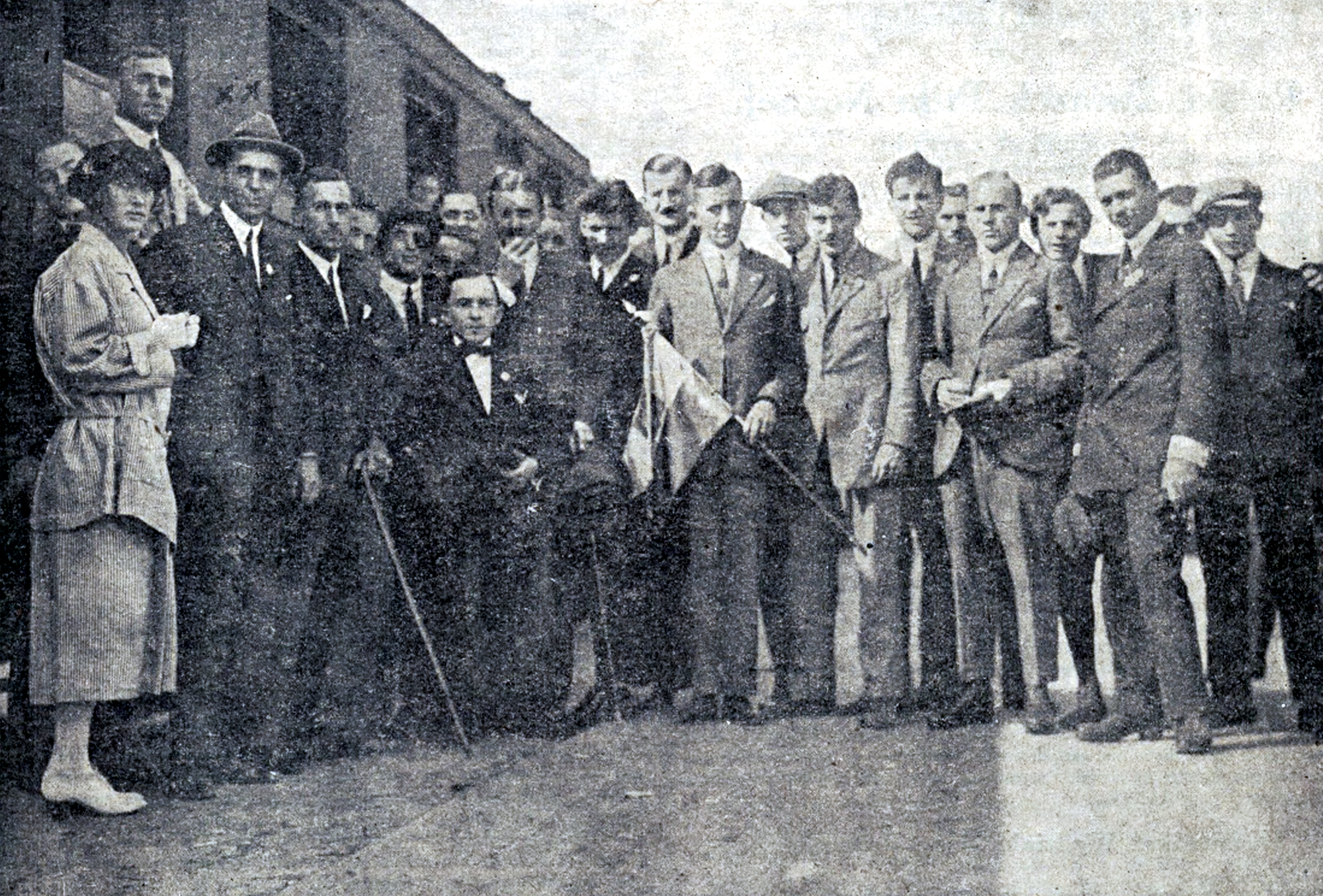 Polska reprezentacja lekkoatletyczna w drodze do Pragi na mistrzostwa słowiańskie, Warszawa 1922 r. Józef Baran stoi w ostatnim rzędzie pierwszy od lewej. „Przegląd Sportowy” 1922, nr 32. Źródło: Jagiellońska Biblioteka Cyfrowa