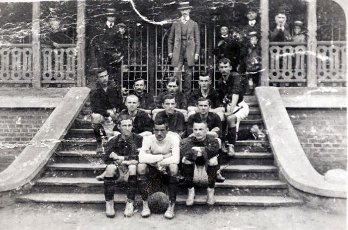 Drużyna Wisły Kraków: w górnym rzędzie od lewej: Stanisław Adamski, Ludwik Dominiak, Brunon Luska, Jan Cudek, Witold Rutkowski. W środkowym rzędzie od lewej: Konrad Dynowski, Ludwik Stolarski, Włodzimierz Polaczek. W dolnym rzędzie od lewej: Andrzej Bujak, Franciszek Brożek, Wilhelm Cepurski, 1909 r. Źródło: historiawisly.pl