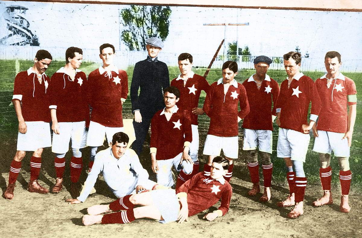 Zespół „Białej Gwiazdy” w 1911 r. Franciszek Brożek siedzi w jasnej koszulce. Źródło: rocznikpilkarski.pl