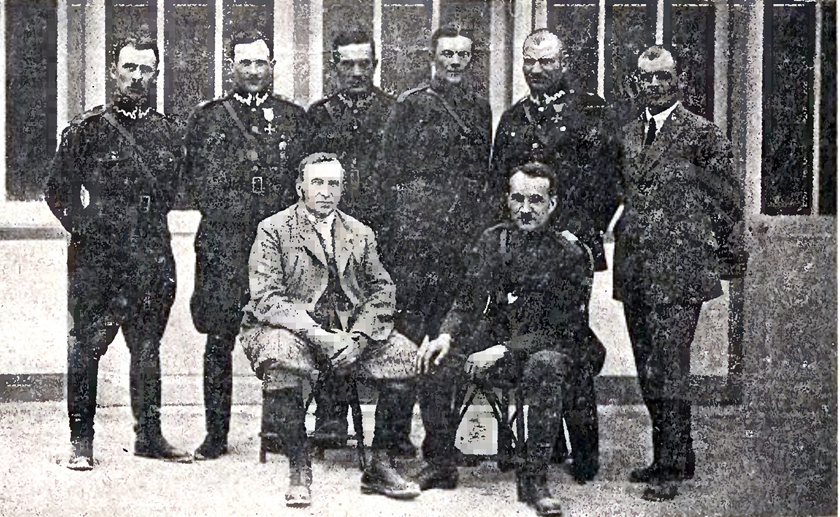 Polscy strzelcy w Paryżu. Zdjęcie z pierwszej strony czasopisma „Strzelec” 1924, nr 13–14. Trzeci z lewej stoi kpt. Franciszek Brożek. Źródło: Jagiellońska Biblioteka Cyfrowa