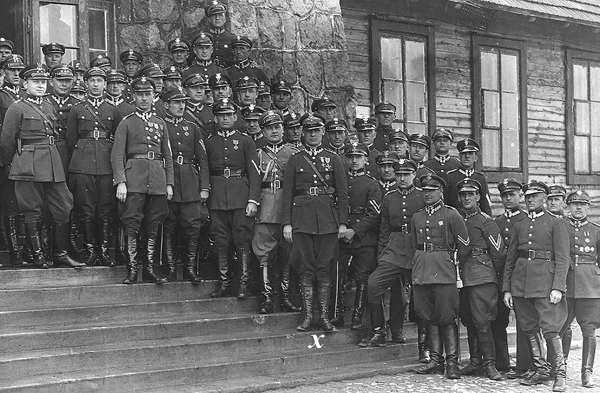 Oficerowie 6. Baonu KOP na schodach budynku strażnicy w Iwieńcu. Źródło: archiwum rodzinne Józefa i Jerzego Gizów