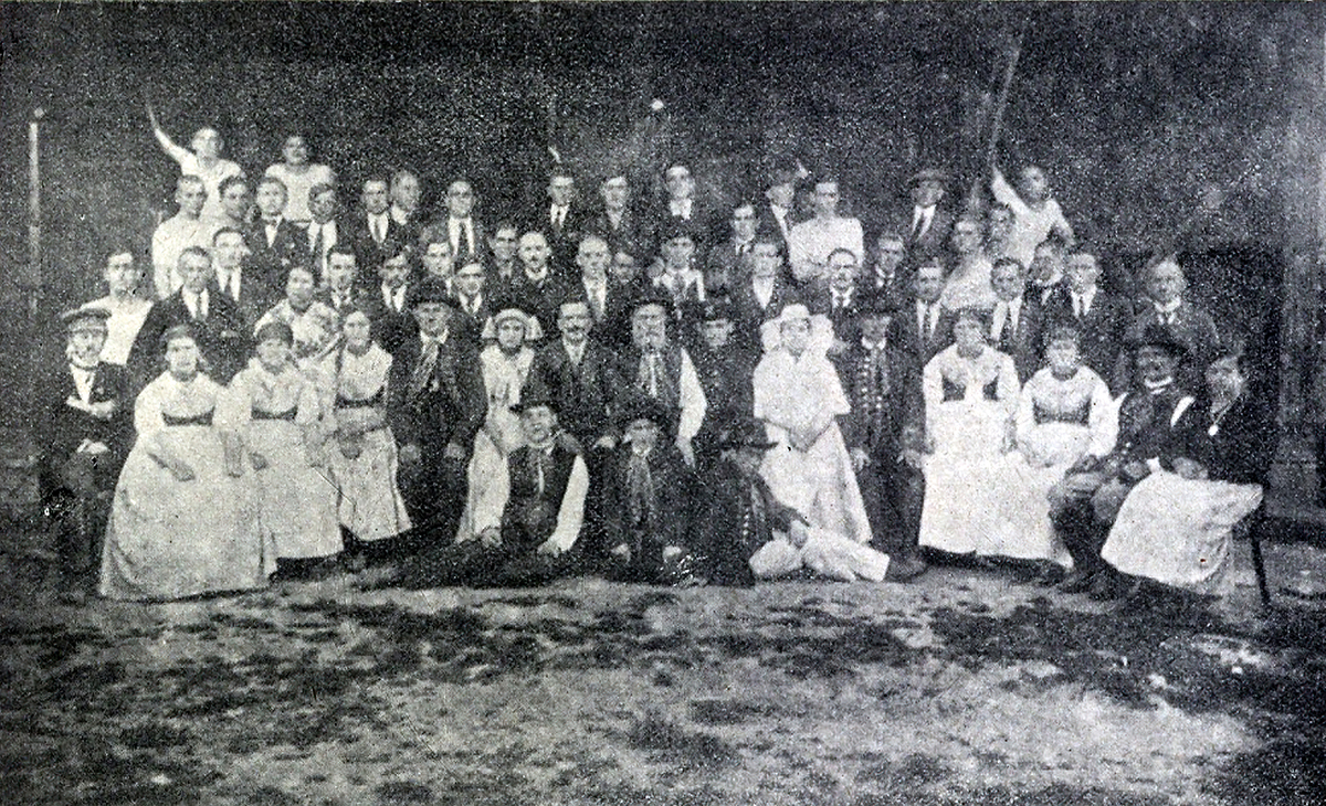 Górnośląscy sportowcy we Lwowie, lipiec 1920 r. W środku siedzi Alojzy Budniok. Fotografia opublikowana w piśmie „Na Straży”, nr 6/1929. Źródło: Śląska Biblioteka Cyfrowa