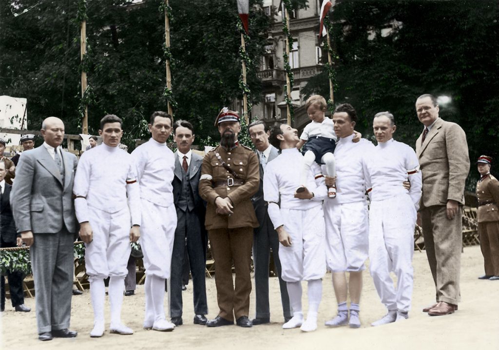Polska ekipa na szermierczych mistrzostwach Europy w Warszawie, czerwiec 1934 r. Władysław Dobrowolski czwarty od prawej – z synkiem na ramieniu (Jerzym Dobrowolskim, późniejszym znanym aktorem, reżyserem i satyrykiem). Źródło: Narodowe Archiwum Cyfrowe