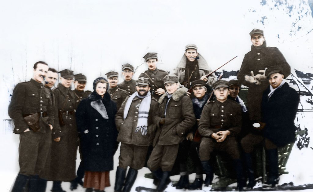 Major Henryk Dobrzański Hubal w otoczeniu żołnierzy. Źródło: Wikipedia