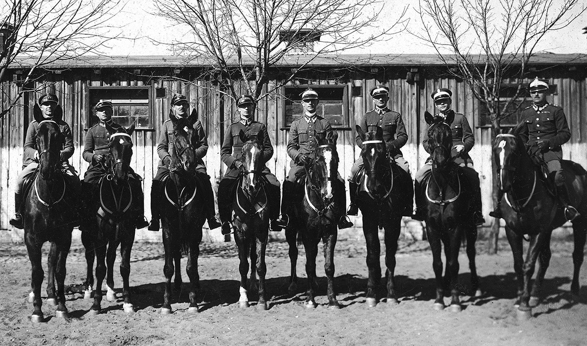 Polska ekipa w Centrum Wyszkolenia Kawalerii w Grudziądzu przed wyjazdem do Nicei i Rzymu. Widoczni od lewej: rtm. Adam Królikiewicz, mjr Michał Toczek, rtm. Edmund Chojecki, rtm. Zdzisław Dziadulski, inspektor grupy por. Leon Kon, rtm. Henryk Dobrzański, rtm. Michał Antoniewicz, por. Kazimierz Szosland. Ze zbiorów Narodowego Archiwum Cyfrowego