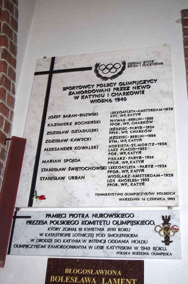 Tablica upamiętniająca polskich olimpijczyków pomordowanych przez NKWD w bazylice katedralnej św. Michała Archanioła i św. Floriana Męczennika w Warszawie. Źródło: domena publiczna