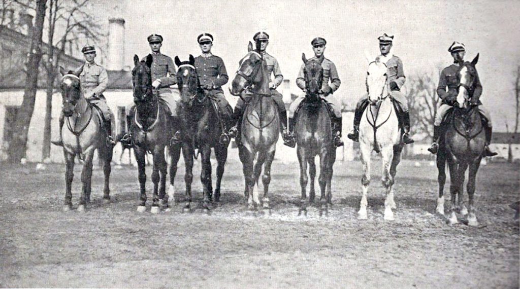 Polska ekipa przed wyjazdem na zawody do Nicei i Londynu. Drugi od lewej Zdzisław Dziadulski. Źródło: Biblioteka Narodowa