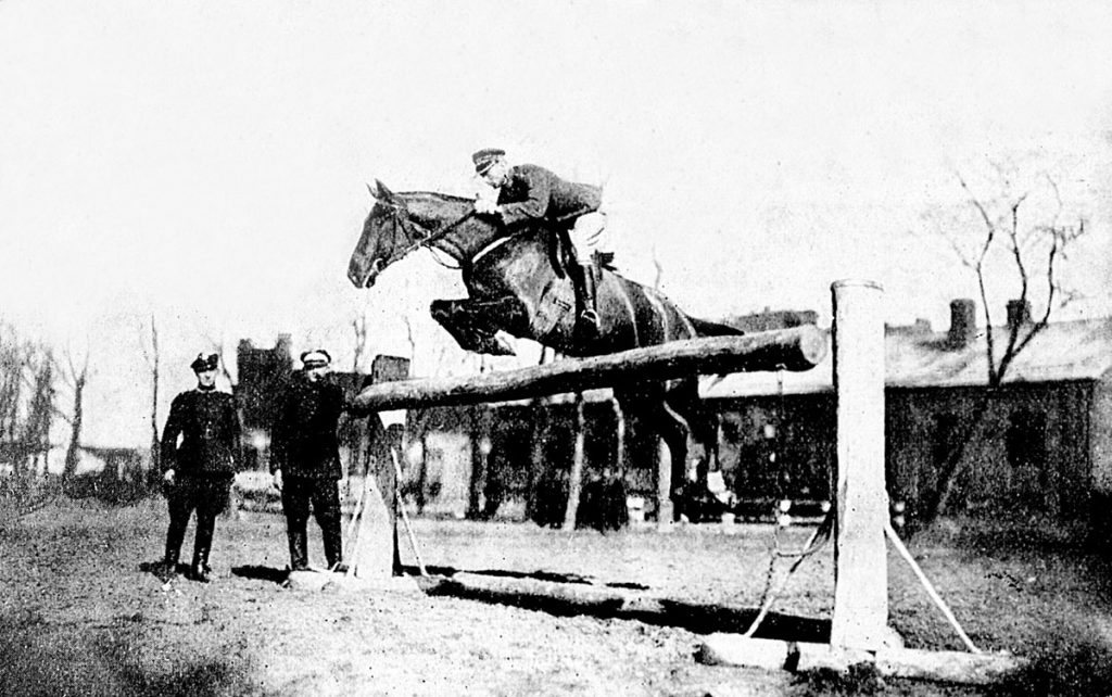 Zdzisław Dziadulski na koniu Zefirze pokonuje półtorametrową przeszkodę. Zdjęcie z tygodnika „Stadjon”, nr 15/1925. Źródło: Biblioteka Narodowa