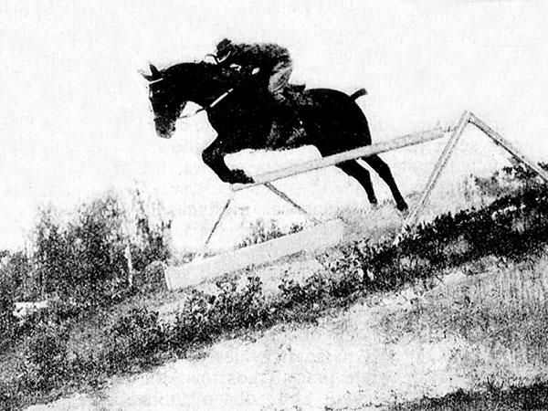 Porucznik Zdzisław Dziadulski na koniu Dżimmym podczas zawodów jeździeckich o Nagrodę Monaco. Zdjęcie z czasopisma „Żołnierz Polski”, nr 20/1924. Źródło: Biblioteka Narodowa