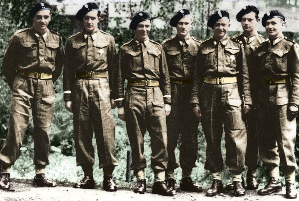 Pożegnanie oficerów 24. Pułku Ułanów udających się na kurs cichociemnych. Pierwszy z lewej por. Wacław Gebethner. Wielka Brytania, maj 1943 r. Źródło: Narodowe Archiwum Cyfrowe