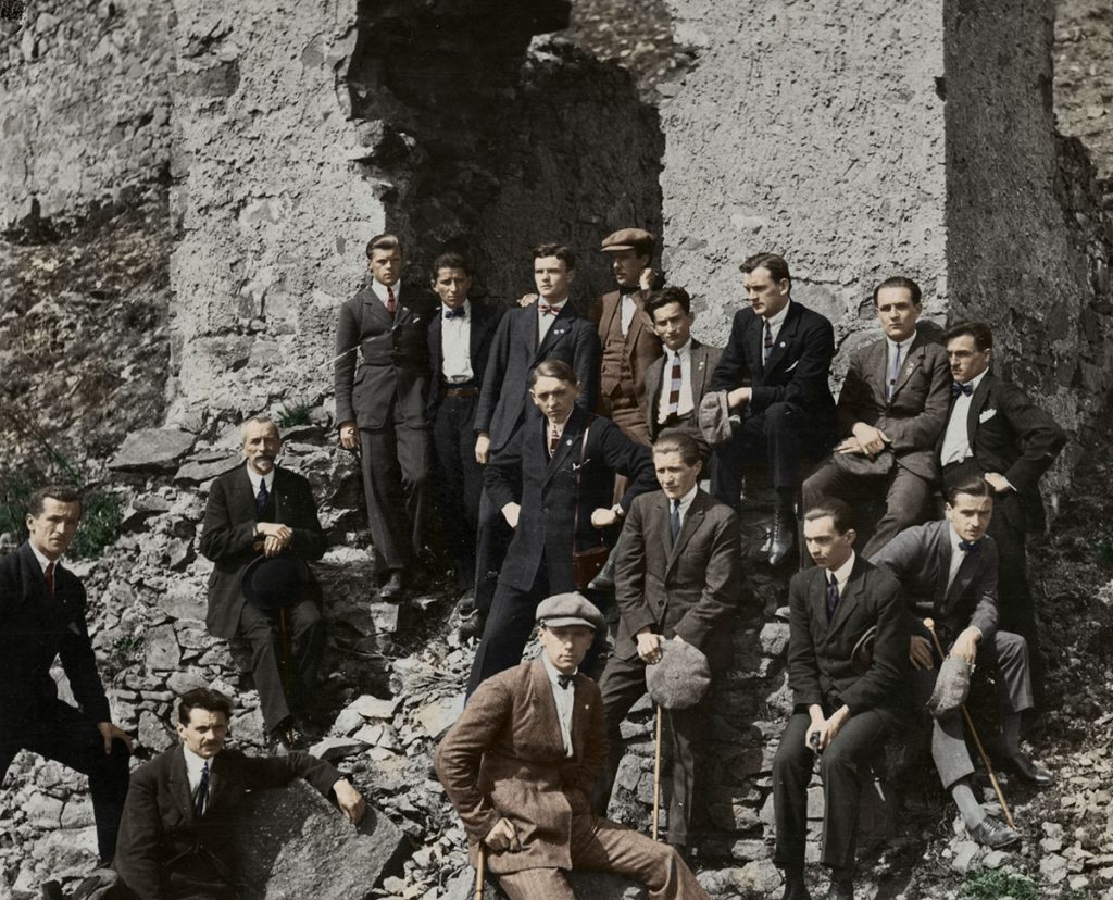 Zawodnicy Polonii podczas wyjazdu do Pardubic, 1922 r. W środku, z beretem w ręce, siedzi Tadeusz Gebethner. Pierwszy z prawej siedzi jego brat Wacław. Źródło: Archiwum Cyfrowe Polonii Warszawa