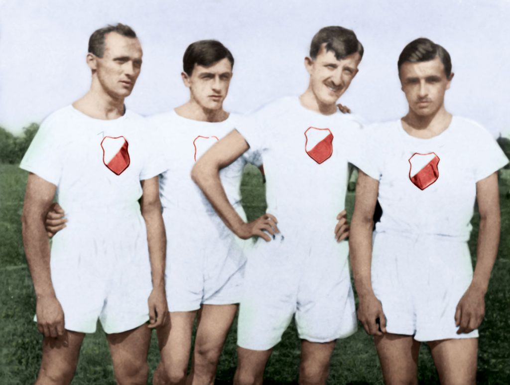 Lekkoatleci Polonii we Lwowie, lipiec 1920 r. Pierwszy z prawej Wacław Gebethner, drugi z lewej Jan Loth. Źródło: Archiwum Cyfrowe Polonii Warszawa