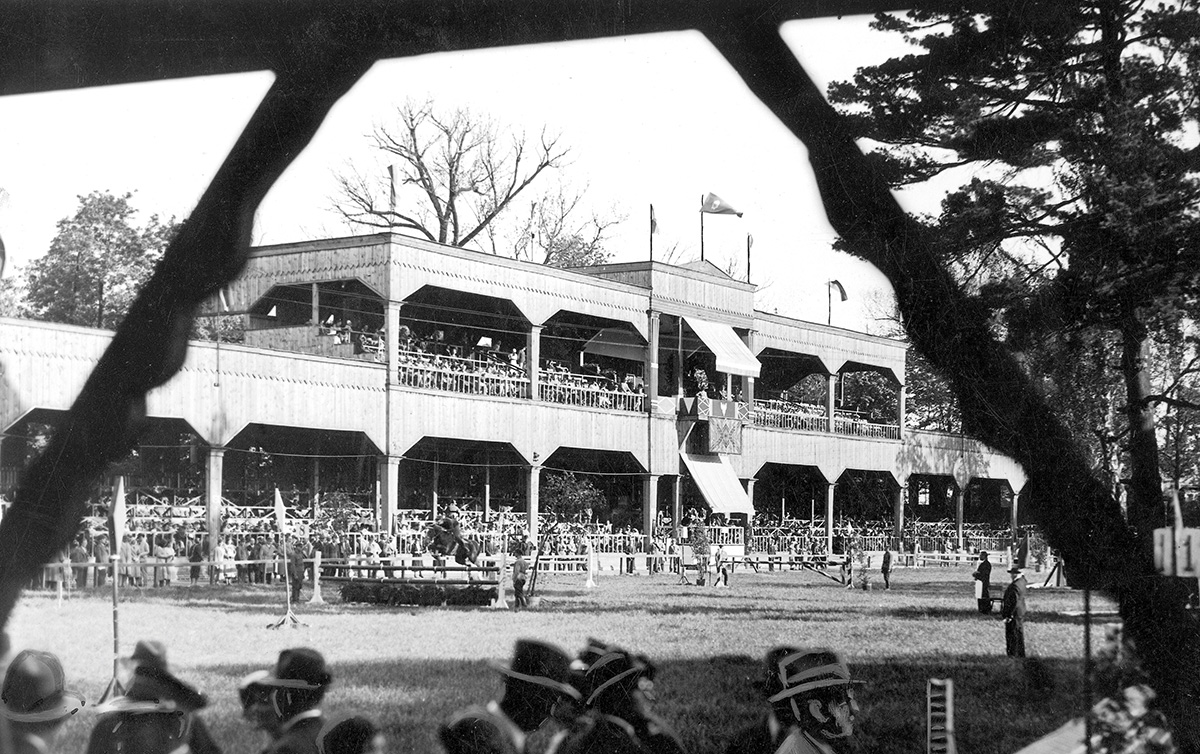 Hipodrom w Łazienkach Królewskich, Warszawa 1932 r. Źródło: Narodowe Archiwum Cyfrowe