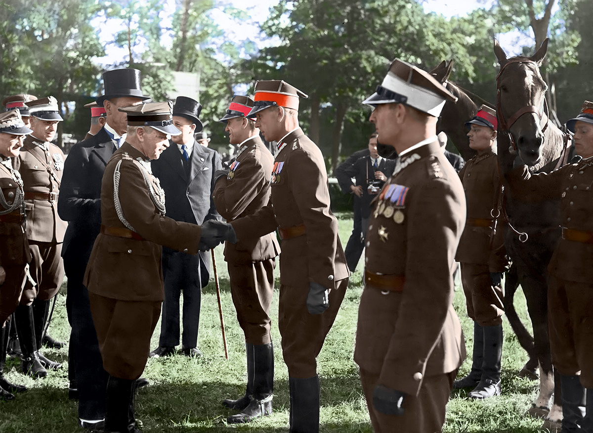 Międzynarodowe Zawody Hippiczne na hipodromie w Łazienkach Królewskich w Warszawie. Gen. Juliusz Rómmel wręcza odznaki jeździeckie rotmistrzom: Kuleszy (3. z prawej), Roycewiczowi (2. z prawej) i Zdzisławowi Kaweckiemu (1. z prawej), 1937 r. Źródło: Narodowe Archiwum Cyfrowe