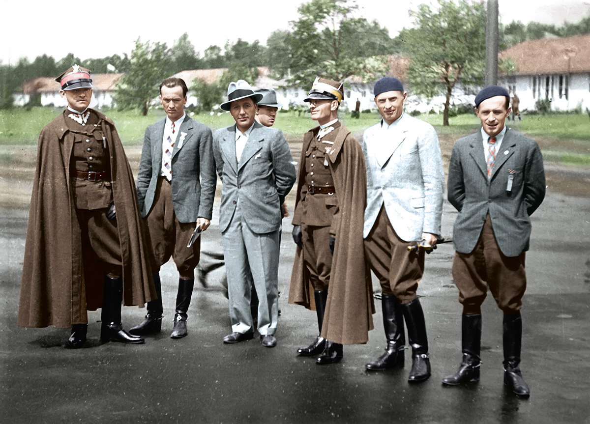 Polska reprezentacja w wiosce olimpijskiej w Döberitz podczas igrzysk w Berlinie. Od lewej: rtm. Kulesza, por. Gutowski, rtm. Królikiewicz, rtm. Kawecki, rtm. Roycewicz, por. Komorowski, 1936 r. Źródło: Muzeum Sportu i Turystyki