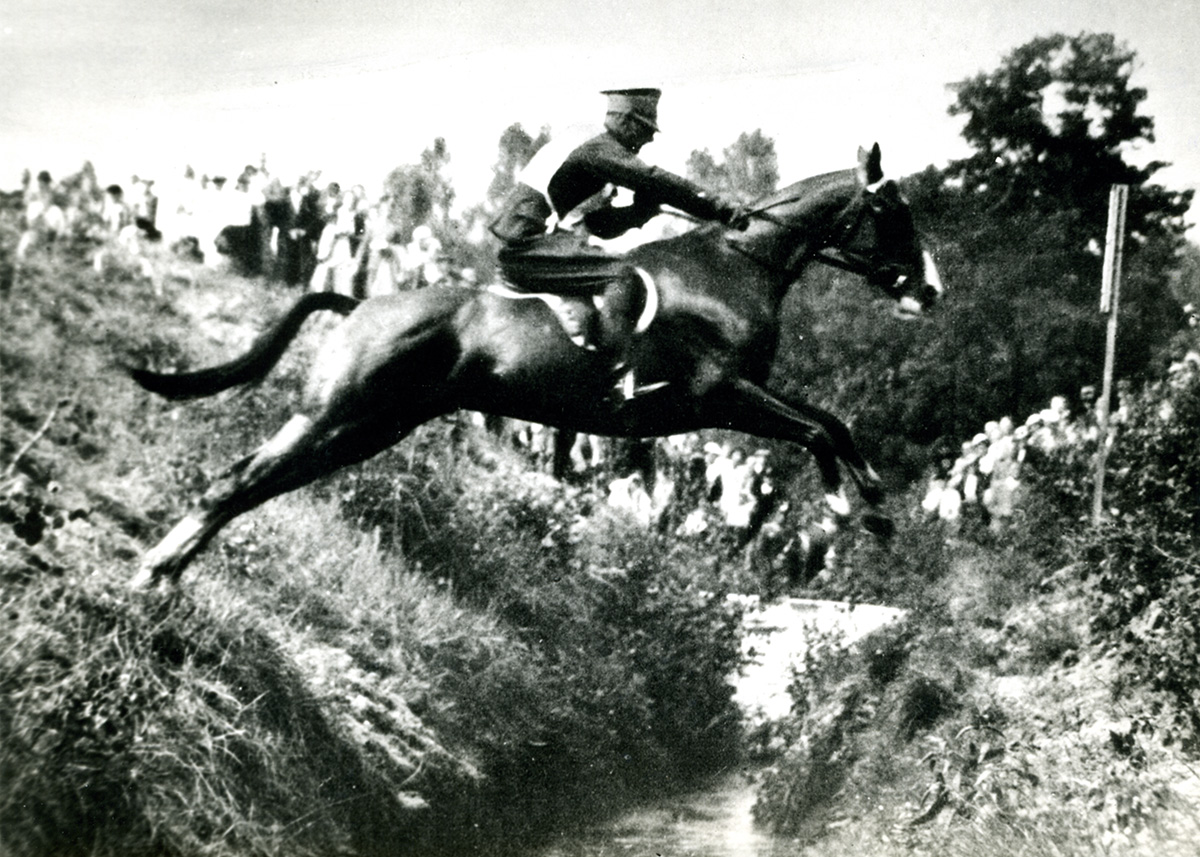 Rtm. Zdzisław Gozdawa- -Kawecki na koniu Bambino podczas próby terenowej olimpijskiego Wszechstronnego Konkursu Konia Wierzchowego w Berlinie, 1936 r. Źródło: Muzeum Sportu i Turystyki