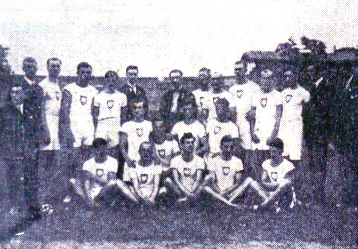 Pierwsza polska ekspedycja lekkoatletyczna na mecz międzypaństwowy, Praga, 1922 r. Wśród zawodników: Stanisław Świętochowski (klęczy 1. z prawej), Julian Gruner (klęczy 1. z lewej), Józef Baran (stoi 5. z prawej). Źródło: Jagiellońska Biblioteka Cyfrowa