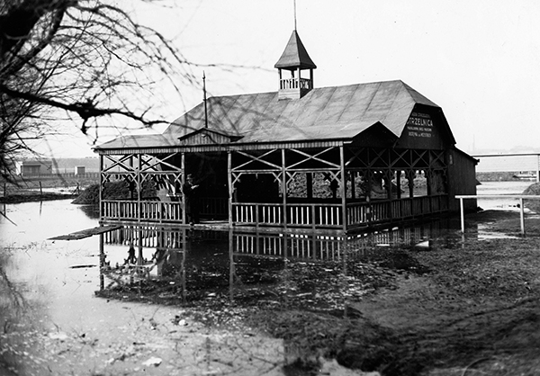 Strzelnica Związku Strzeleckiego naprzeciwko parku Skaryszewskiego im. Ignacego Jana Paderewskiego przy ul. Zielenieckiej na wybrzeżu praskim, marzec 1931 r. Zdjęcie przedstawia obiekt w czasie powodzi, która nawiedziła wówczas Warszawę – 4,5 roku później właśnie tam trenował przed igrzyskami kpt. Władysław Karaś. Ze zbiorów Narodowego Archiwum Cyfrowego
