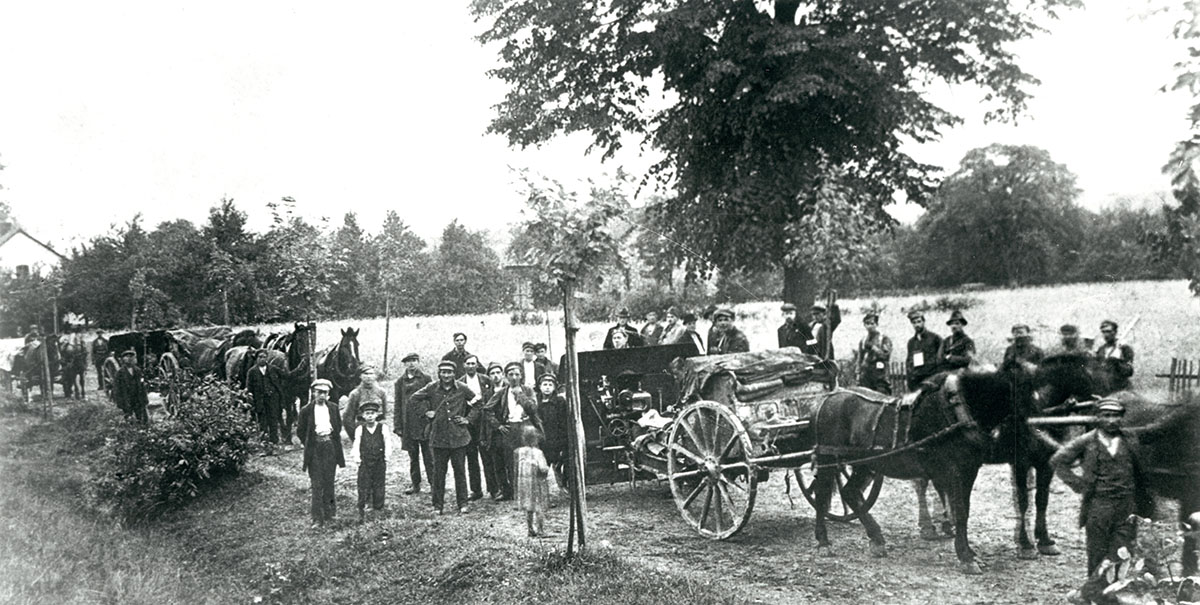 Oddział artylerii polowej wojsk powstańczych w drodze na front podczas III Powstania Śląskiego, maj – lipiec 1921 r. Działa podczepione są do zaprzęgów konnych. Powstańców żegnają dzieci. Źródło: Muzeum Śląskie w Katowicach