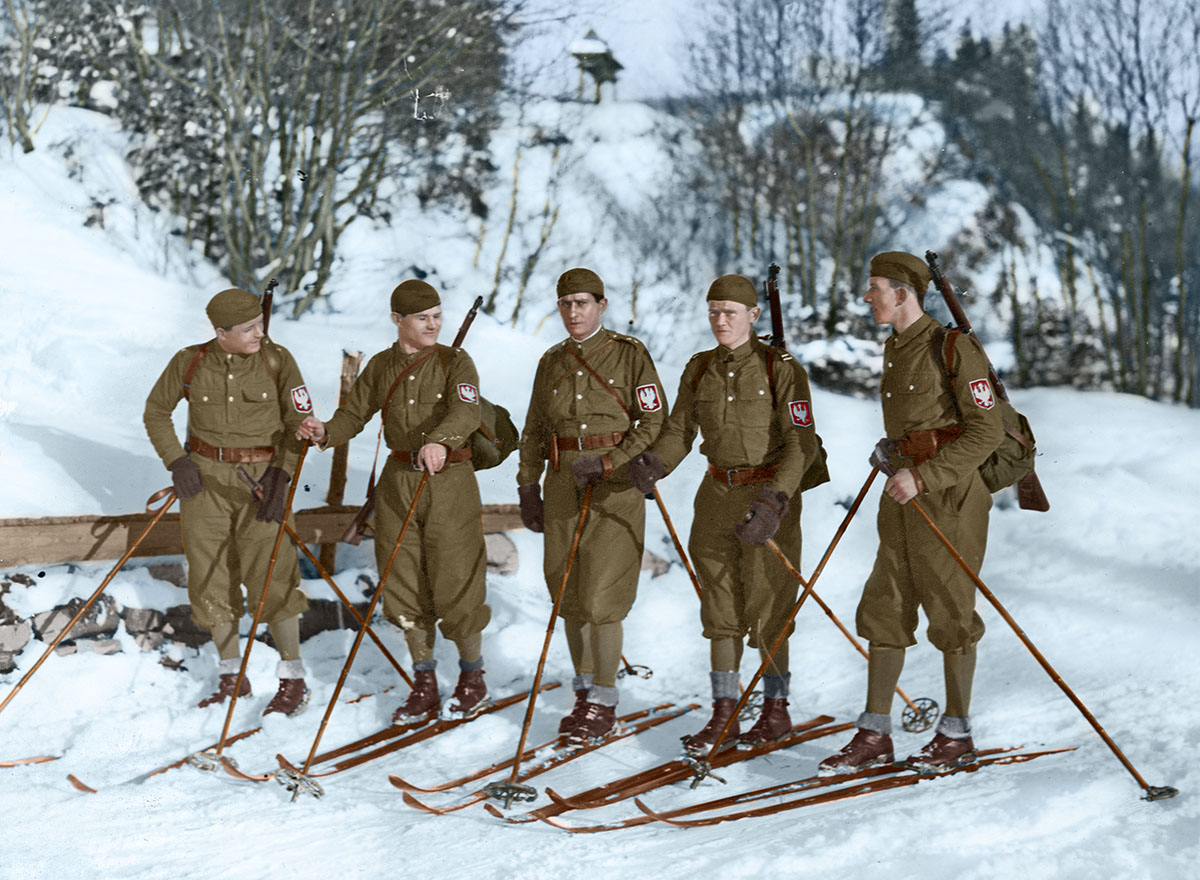 Polska reprezentacja w wojskowym biegu patrolowym, na której czele stał por. Artur Kasprzyk (w środku), podczas międzynarodowych zawodów narciarskich FIS. Zakopane, luty 1929 r. Źródło: Narodowe Archiwum Cyfrowe