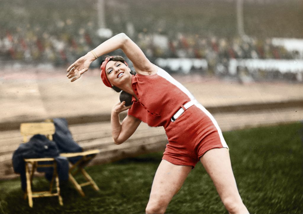 Halina Konopacka podczas pchnięcia kulą. Międzynarodowe zawody lekkoatletyczne na Stadionie Wojska Polskiego im. Marszałka Józefa Piłsudskiego w Warszawie, wrzesień 1930 r. Fot. NAC