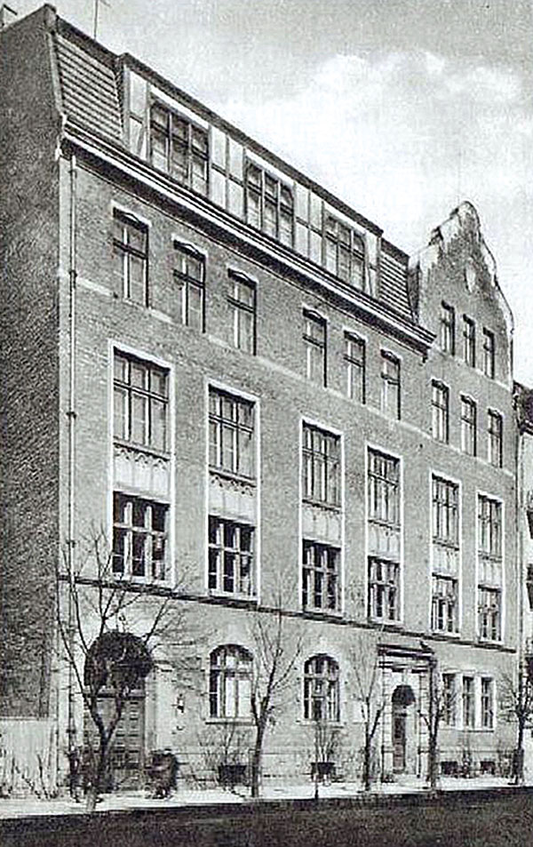 Gimnazjum im. Kopernika w Łodzi, które ukończył Stefan Kostrzewski – przedwojenna pocztówka. Źródło: domena publiczna