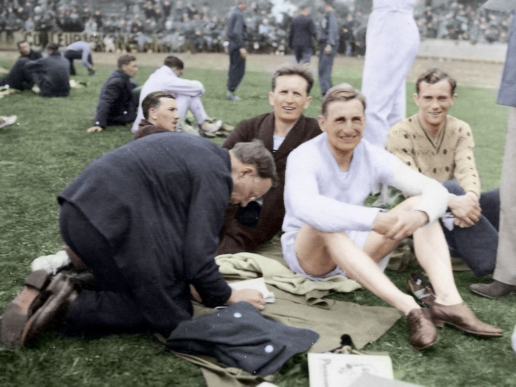 Międzynarodowe zawody lekkoatletyczne w Antwerpii, czerwiec 1932 r. Pierwszy z lewej siedzi Stefan Kostrzewski, następnie – lord David Burghley i Antoni Maszewski. Źródło: Narodowe Archiwum Cyfrowe