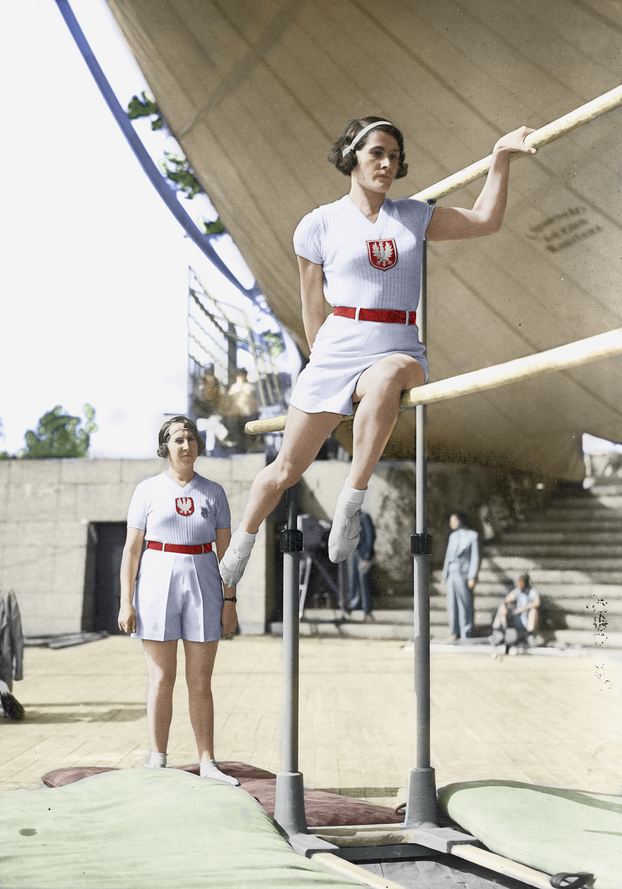 Polskie gimnastyczki na letnich igrzyskach olimpijskich w Berlinie. Na pierwszym planie Stefania Krupa. Ze zbiorów Narodowego Archiwum Cyfrowego