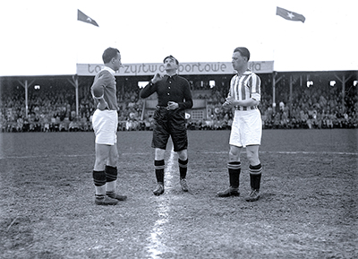 Mecz piłki nożnej Wisła Kraków – Cracovia w Krakowie. W środku zdjęcia sędzia Wacław Kuchar. Fot. NAC