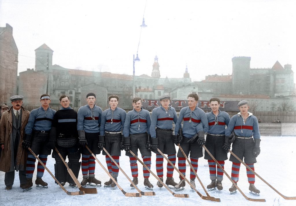 Reprezentacja hokejowa Lwowa. Wacław Kuchar – piąty z prawej. Styczeń 1932 r. Fot. NAC