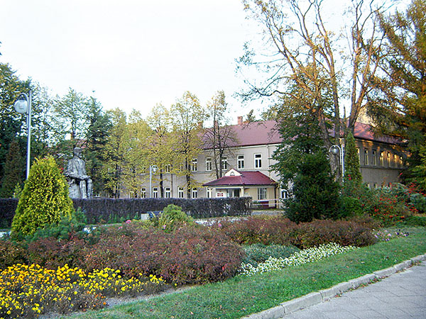 IV Liceum Ogólnokształcące im. Henryka Sienkiewicza w Częstochowie (niegdyś gimnazjum, którego uczniem był Lucjan Kulej) – widok współczesny. Źródło: domena publiczna