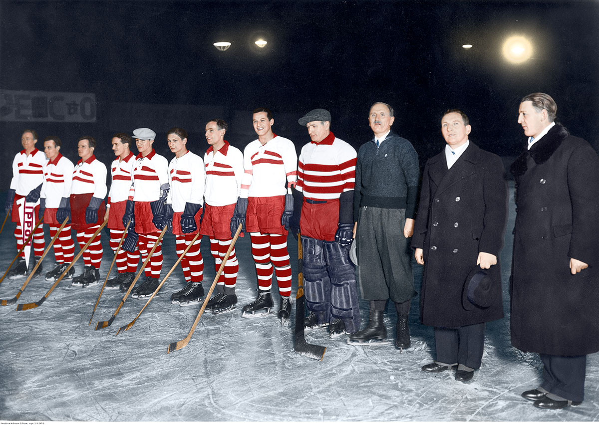 Reprezentacja Śląska przed meczem z Japończykami w Katowicach, styczeń 1936 r. Drugi od prawej Lucjan Kulej. Źródło: Narodowe Archiwum Cyfrowe