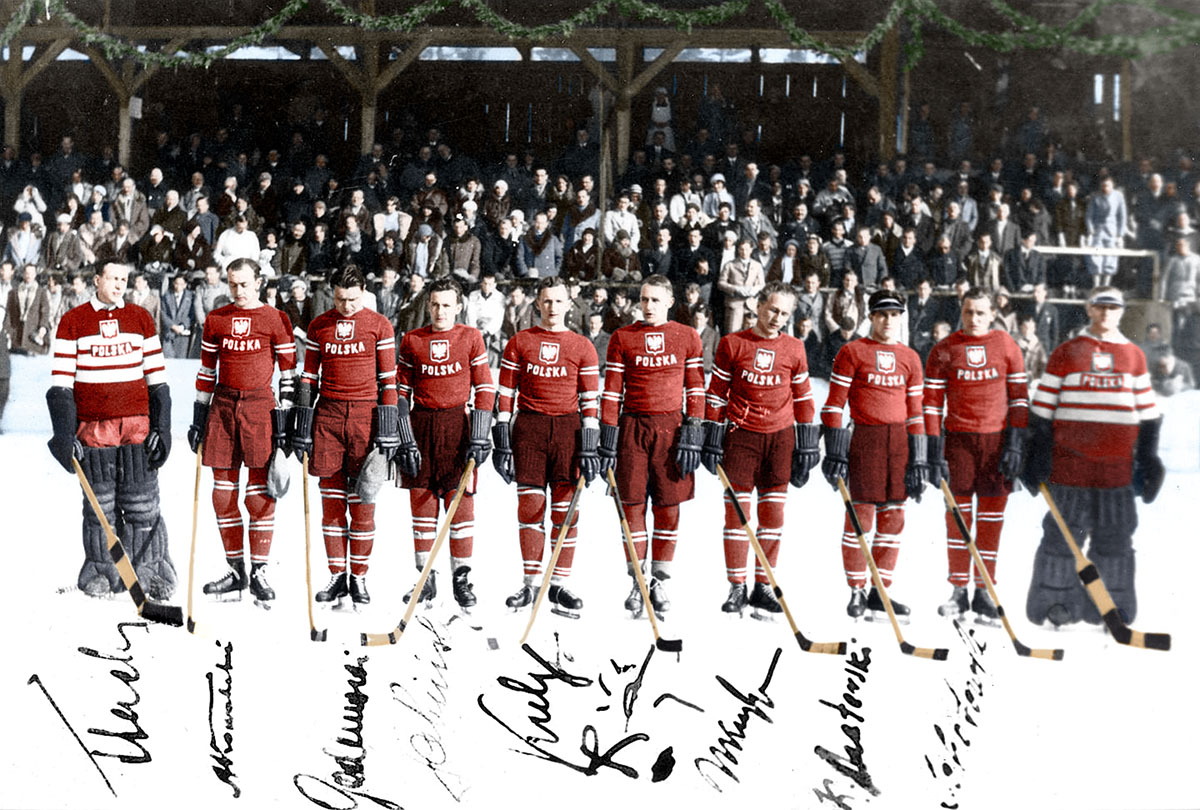 Reprezentacja Polski na MŚ w Krynicy, luty 1931 r. Od lewej: Tadeusz Sachs, Aleksander Kowalski, Józef Godlewski, Roman Sabiński, Lucjan Kulej, Tadeusz Adamowski, Włodzimierz Krygier, Kazimierz Materski, Kazimierz Sokołowski, Józef Stogowski. Źródło: Muzeum Sportu i Turystyki w Warszawie