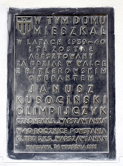 Tablica upamiętniająca Janusza Kusocińskiego przy ul. Stanisława Noakowskiego w Warszawie Fot. Wikipedia