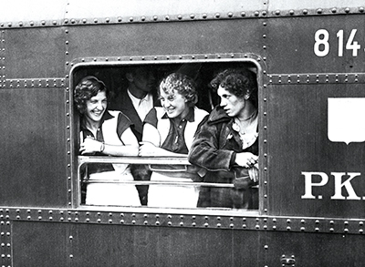 Wyjazd polskich sportowców z Warszawy na letnie igrzyska olimpijskie do Berlina. Pierwsza od lewej – Maria Kwaśniewska, 1936 r. Fot. NAC