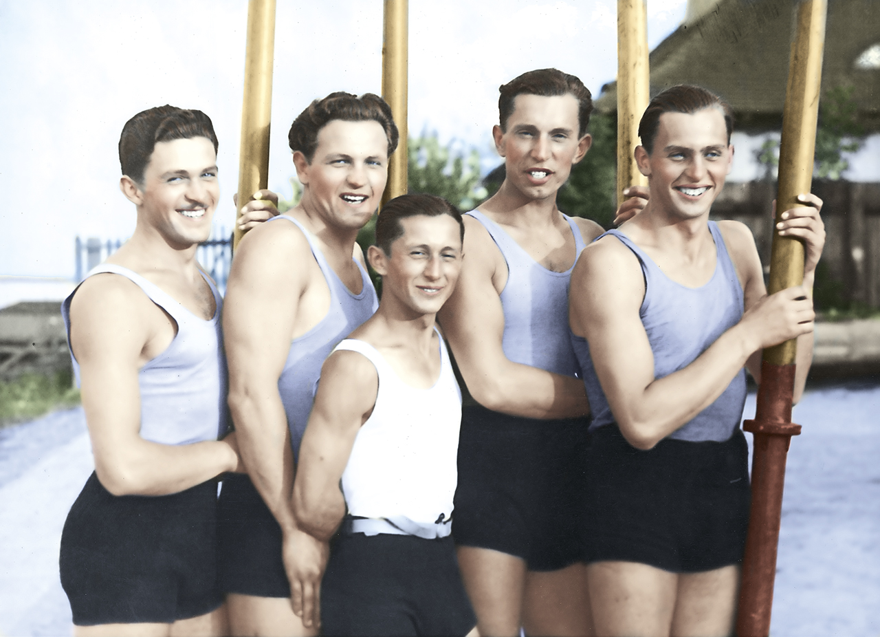Letnie Igrzyska Olimpijskie w Los Angeles, 1932 r. Reprezentacja Polski w wioślarstwie – zdobywcy brązowego medalu konkurencji: czwórka ze sternikiem. Widoczni od lewej: Edward Kobyliński, Stanisław Urban, sternik Jerzy Skolimowski, Janusz Ślązak i Jerzy Braun. Ze zbiorów Narodowego Archiwum Cyfrowego