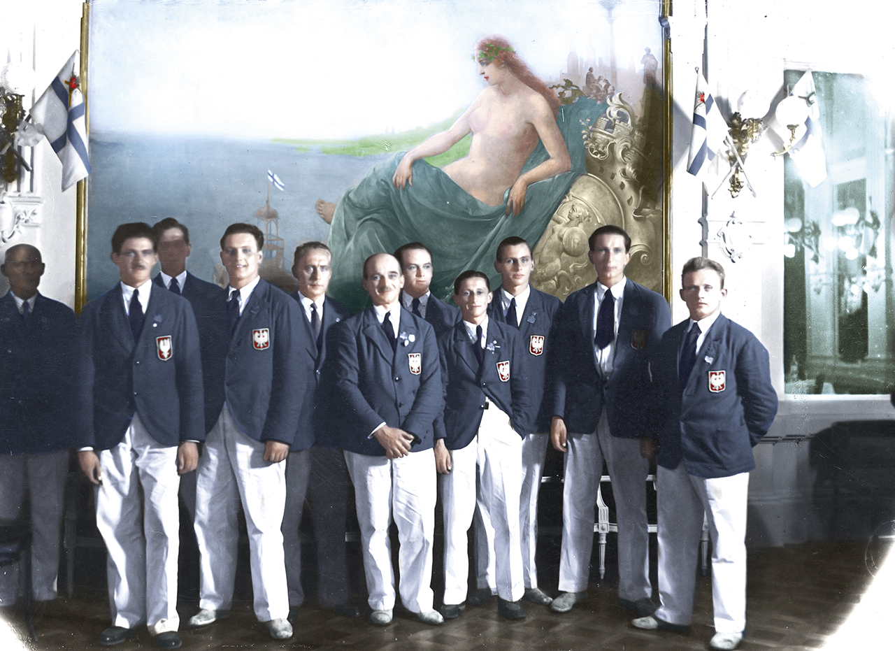 Przyjęcie dla polskich olimpijczyków w siedzibie Warszawskiego Towarzystwa Wioślarskiego. Na zdjęciu widoczni Jan Mikołajczak, Jerzy Braun, Henryk Budziński, Janusz Ślązak, Jerzy Skolimowski, Stanisław Urban i Edward Kobyliński. Warszawa, wrzesień 1932 r. Ze zbiorów Narodowego Archiwum Cyfrowego