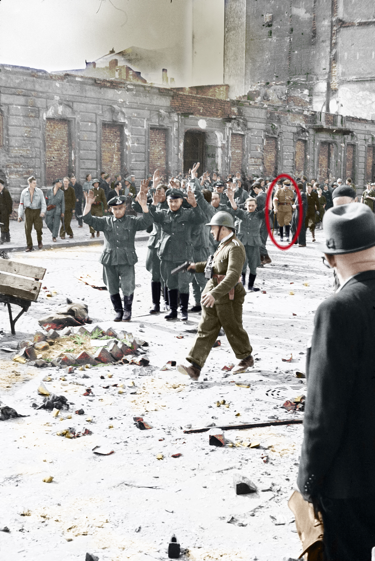 Henryk Leliwa-Roycewicz (na zdjęciu w kółku) po zdobyciu budynku PAST-y podczas Powstania Warszawskiego. Fot. Eugeniusz Lokajski, ze zbiorów Muzeum Powstania Warszawskiego