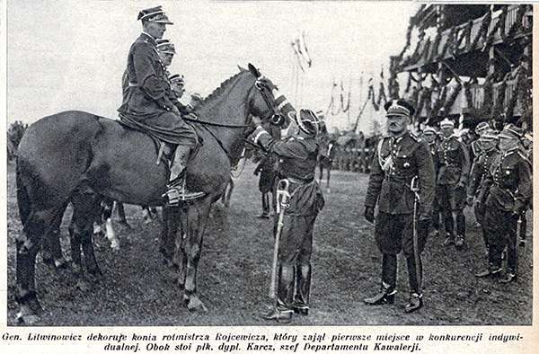 Zdjęcie wykonane podczas zawodów o mistrzostwo konne Wojska Polskiego. „Światowid”, nr 31/1935. Ze zbiorów Jagiellońskiej Biblioteki Cyfrowej