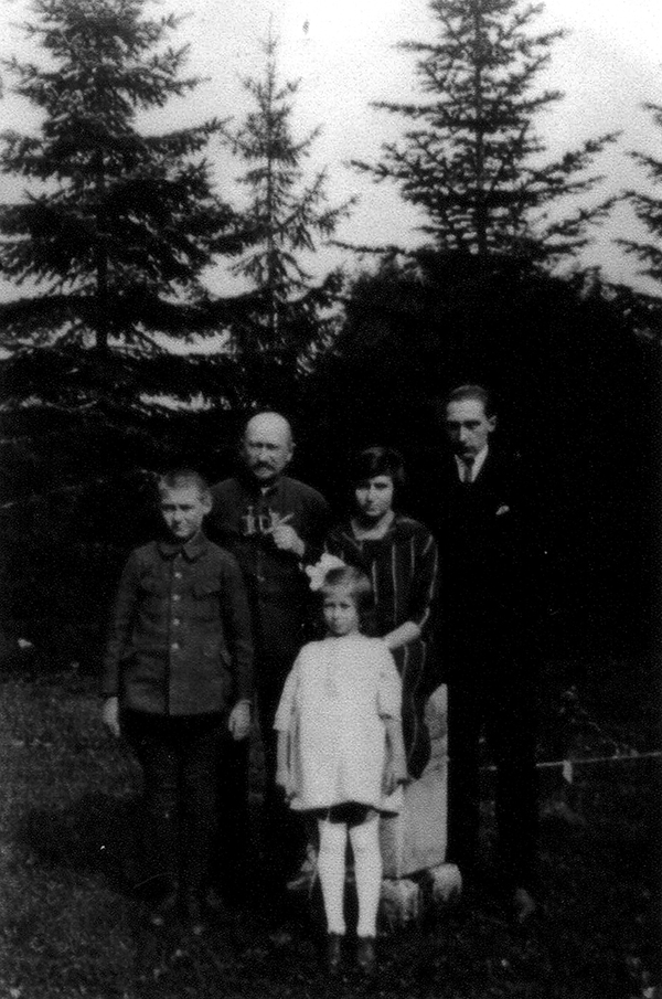 Generał Józef Dowbor-Muśnicki z dziećmi: Olgierdem, Gedyminem, Janiną i najmłodszą Agnieszką. Park w Batorowie. Ze zbiorów Muzeum Powstańców Wielkopolskich w Lusowie