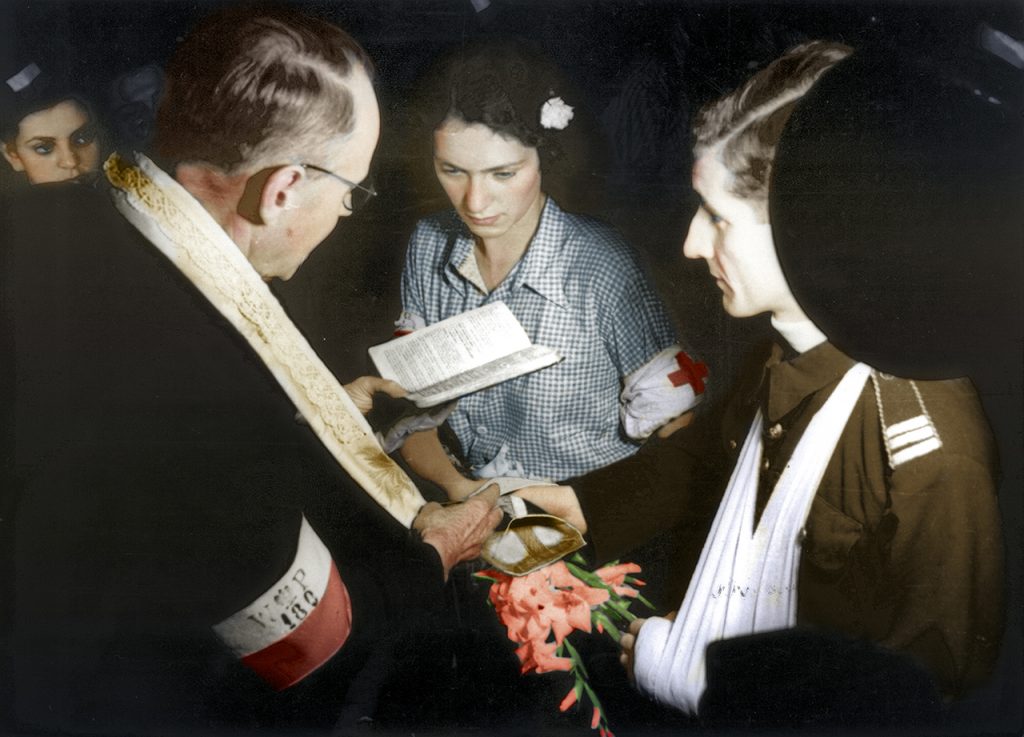 Ślub sanitariuszki Alicji Treutler „Jarmuż” i plut. pchor. Bolesława Biegi „Pałąka” w kaplicy przy Moniuszki 11. Ślubu udziela kpt. ks. Wiktor Potrzebski „Corda” (13 sierpnia 1944 r.). Bolesław został ranny w czasie powstania, ale wspólnie z żoną udało im się przeżyć wojnę. W 2014 r. państwo Biegowie świętowali 70. rocznicę ślubu Fot. Eugeniusz Lokajski „Brok” (ze zbiorów Muzeum Powstania Warszawskiego)