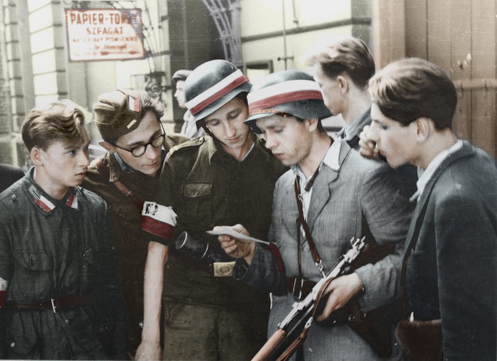 Śródmieście Północne. Grupa powstańców z kompanii „Koszta” na ul. Sienkiewicza pod kamienicą nr 14 Fot. Eugeniusz Lokajski „Brok” (ze zbiorów Muzeum Powstania Warszawskiego)