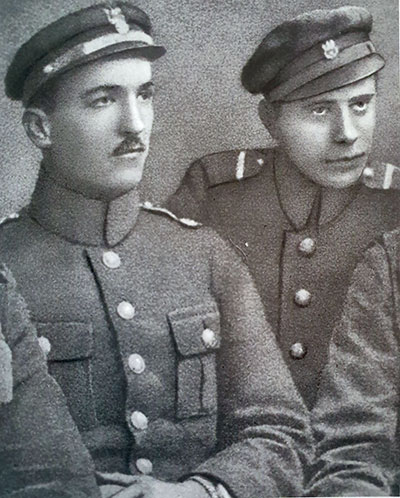 Stefan Loth i Marian Strzelecki (przyszły działacz sportowy i redaktor naczelny „Przeglądu Sportowego”) w mundurach Legii Akademickiej. Źródło: Robert Gawkowski, Warszawska Polonia. Piłkarze „Czarnych Koszul” 1911-2001