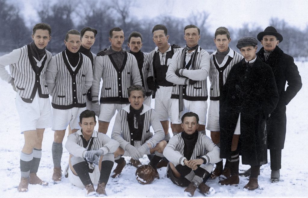 Piłkarze Polonii Warszawa, grudzień 1924 r. Czwarty od lewej stoi Stefan Loth. Źródło: Narodowe Archiwum Cyfrowe
