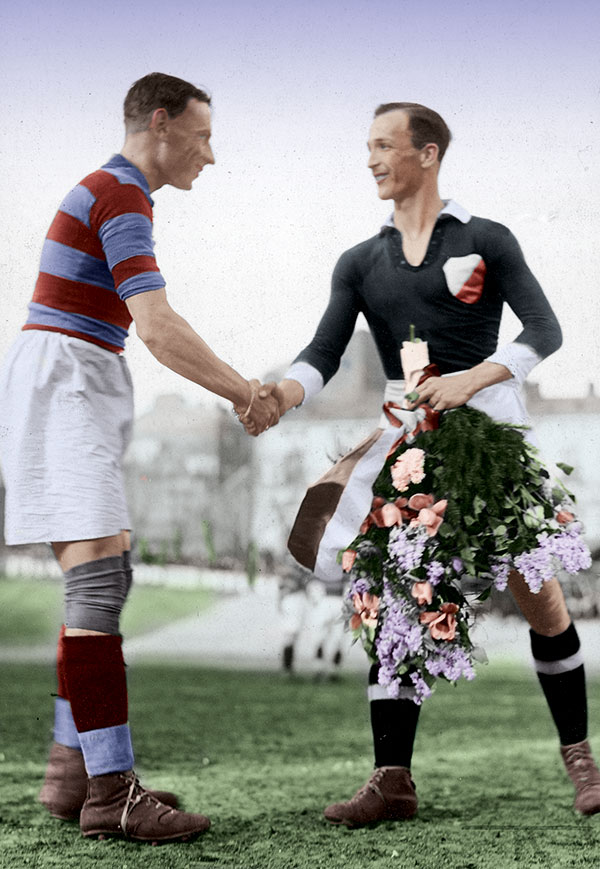 Stefan Loth (z prawej) podczas jubileuszowego, dwusetnego meczu w barwach Polonii Warszawa, kwiecień 1926 r. Gratulacje składa kapitan Wisły Kraków – Henryk Reyman. Źródło: Narodowe Archiwum Cyfrowe