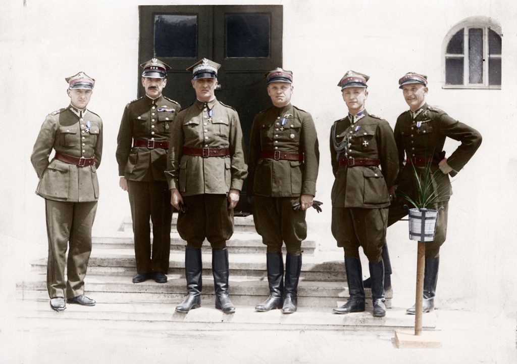 Gen. Gustaw Orlicz-Dreszer (trzeci od lewej), ppłk Stefan Loth (drugi od prawej) i kpt. Aleksander Łagiewski (pierwszy od prawej) na kilka dni przed tragiczną śmiercią. Wizyta w 2. Pułku Lotniczym w Krakowie, lipiec 1936 r. Źródło: Narodowe Archiwum Cyfrowe