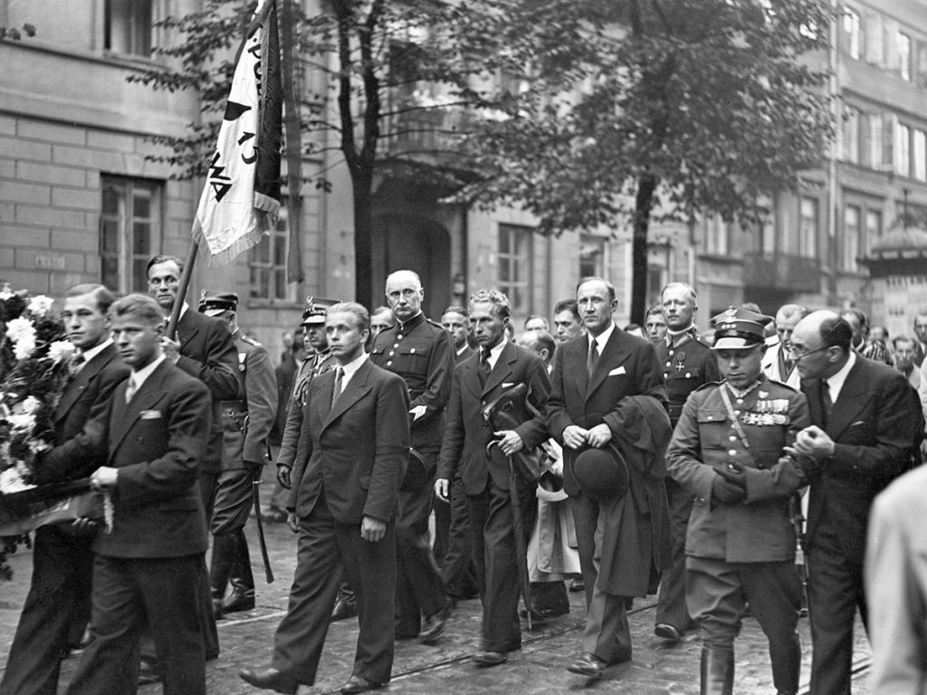 Przedstawiciele klubu Polonia Warszawa w kondukcie żałobnym. Po śmierci Stefana rodzina ufundowała coroczne stypendium dla najzdolniejszego sportowca Polonii. Nagrodę wręczano do 1939 r. Źródło: Narodowe Archiwum Cyfrowe