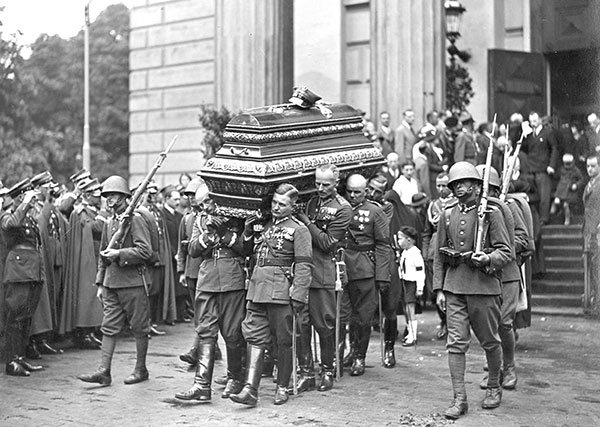 Koledzy wynoszą trumnę z ciałem ppłk. Stefana Lotha z kościoła ewangelickiego Świętej Trójcy. Źródło: Narodowe Archiwum Cyfrowe